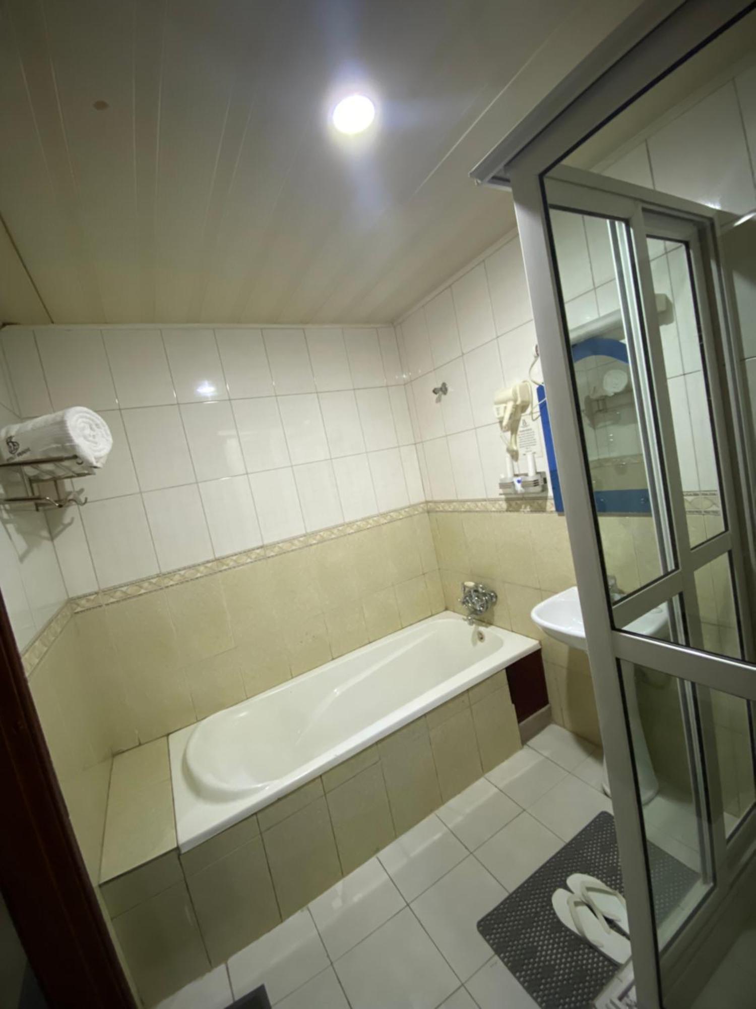 La Grande Hotel Kampala Ngoại thất bức ảnh