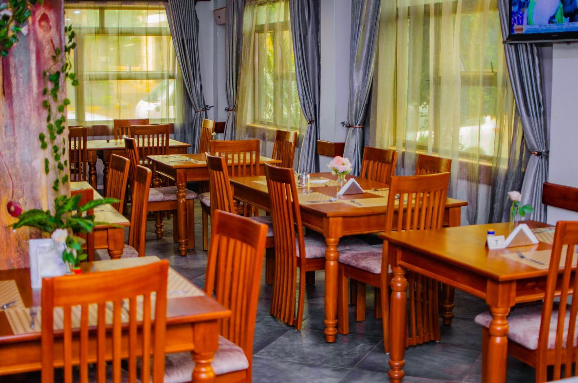 La Grande Hotel Kampala Ngoại thất bức ảnh